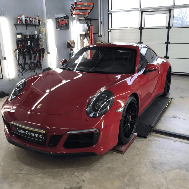 Roter Porsche 911 GTS nach Keramikversiegelung